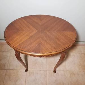 lot 54 image: Beautiful Vintage Veneer Round Occasional Table