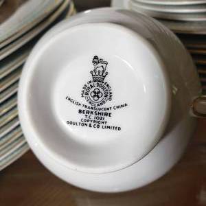lot 38 image: Royal Doulton Berkshire Porcelain China Set