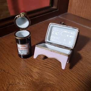lot 139 image: Decorative Limoges Box pairing
