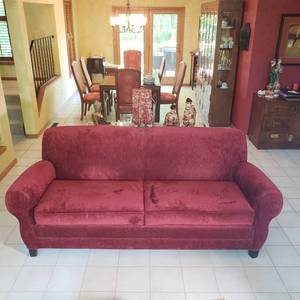 lot 72 image: Handsome Traditional Rolled Arm Sofa