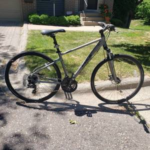 lot 24 image: Fuji Traverse Bicycle in Mint Condition