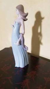 lot 41 image: Lladro Figurine  Ingenue    05487