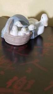 lot 42 image: Lladro Figurine  Ducklings     4895