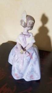 lot 46 image: Lladro Figurie  Pepita      5374