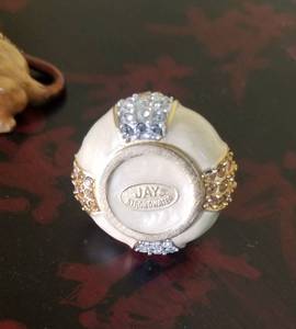 lot 66 image: Jay Strongwater  Trinket Box and Lion Figurine