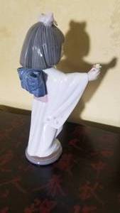 lot 26 image: Lladro Figurine  Flower Geisha Girl    06152