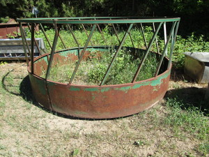 lot 16 image: Bale Feeder