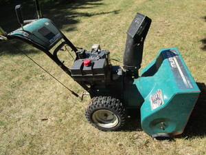 lot 38 image: Snowblower