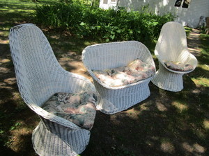 lot 52 image: Wicker Porch Set