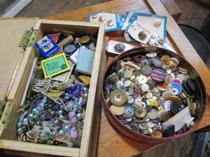 lot 66 image: Sewing Buttons, Jewelry Pieces