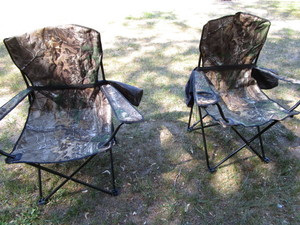 lot 117 image: Camo Folding Chairs