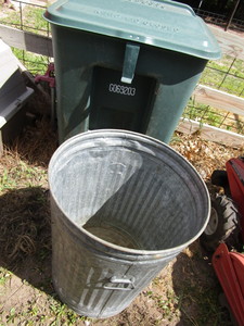 lot 194 image: Trash Can & Bin