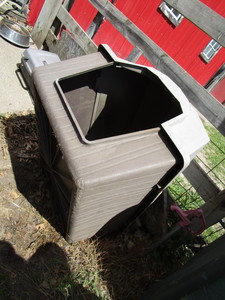 lot 195 image: Portable Dog House