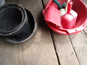 lot 234 image: Feeders & Scoops