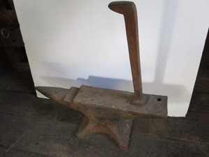 lot 252 image: Antique Anvil