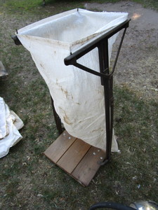 lot 127 image: Antique Bagger, Bags