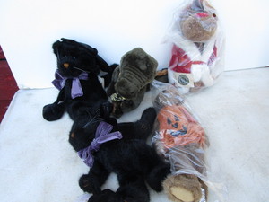 lot 149 image: Boyds Holiday Characters