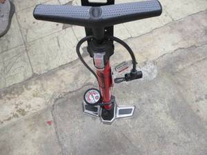 lot 17 image: Schwinn tire-floor pump...