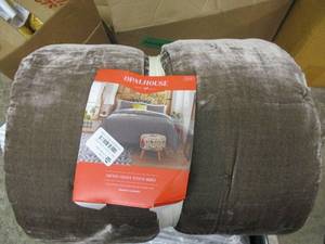 lot 18 image: Opalhouse king sized velvet Comfort...