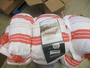 lot 24 image: Threshold 36x76 lounge pillow...