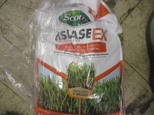 lot 27 image: Scotts DiseaseEx lawn fungicide - 1...