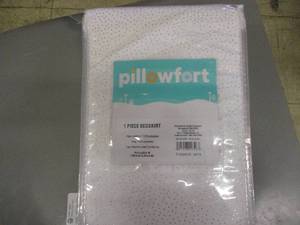 lot 34 image: Pillowfort 1 piece bed skirt - twin...