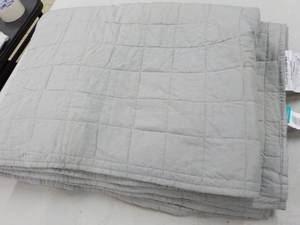 lot 44 image: twin size comforter grey...