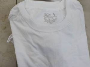 lot 67 image: Fruit of the Loom 6 size M white T-...