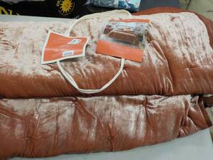 lot 78 image: Opalhouse king size tufted velvet s...