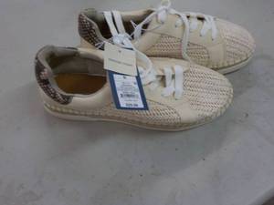 lot 92 image: Universal Thread size 8-12 tennis ...