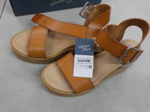 lot 94 image: Universal Thread Ember heels size 6...