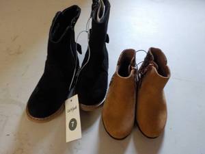 lot 231 image: Cat and Jack size 7 shoes...