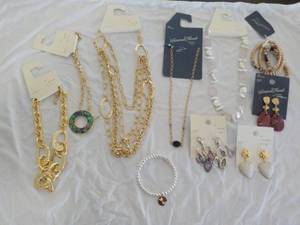 lot 256 image: 10 pieces of new costume jewelry...