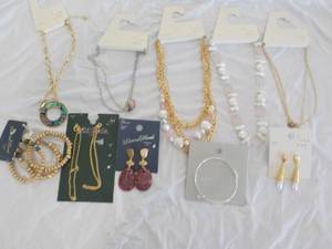 lot 257 image: 10 pieces of new costume jewelry...