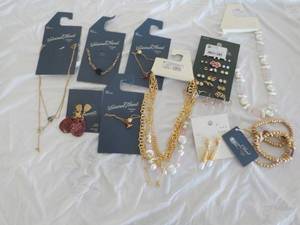 lot 258 image: 10 pieces of new costume jewelry...