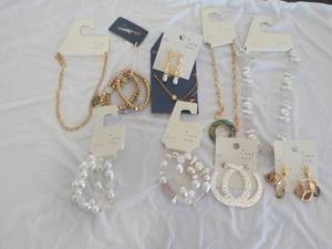 lot 259 image: 10 pieces of new costume jewelry...