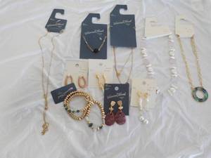 lot 260 image: 10 pieces of new costume jewelry...
