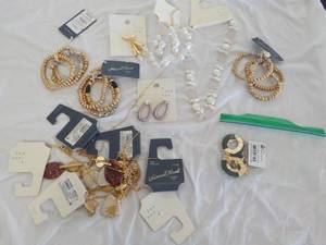 lot 261 image: 7 pieces of new costume jewelry and...