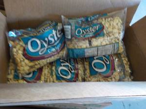 lot 324 image: 2 cases of 12 bags Oster crackers -...