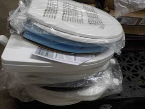 lot 343 image: 8 toilet seats, vatious sizes and c...