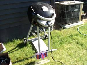 Char-Broil TRU infared electric grill. Used twice. Tested & works. As shown.