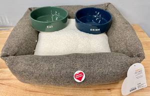 Boots &amp Barkley Small Brown Dog Bed w 2 Bowls