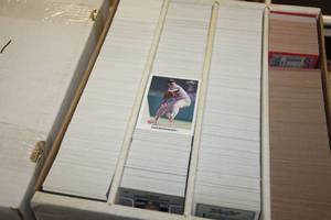 lot 32 image: Large Baseball Card Bulk Lot