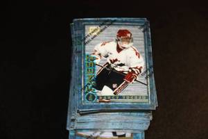 lot 52 image: 1994-95 Topps Finest Hockey Partial Set Lot  148 of 165 Cards