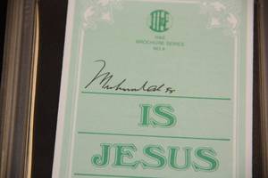 lot 93 image: Muhammad Ali Pamphlet Autograph  PSA DNA Encapsulated COA
