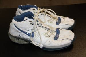 lot 142 image: Minnesota Timberwolves Troy Hudson Size 12 Nike Flight Shoes