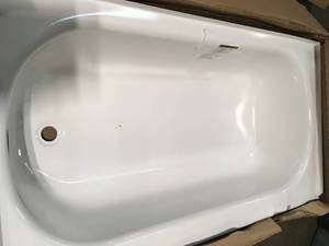 lot 31 image: Bootz Kona Porcelain Finished Steel Bathtub damaged corner see pictures