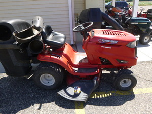 lot 4 image: Troy-Bit Riding Lawn Mower