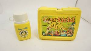 lot 4 image: Plastic Garfield Lunch Pail & Thermos