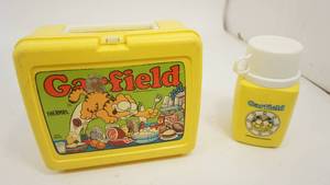 lot 5 image: Plastic Garfield Lunch Pail & Thermos